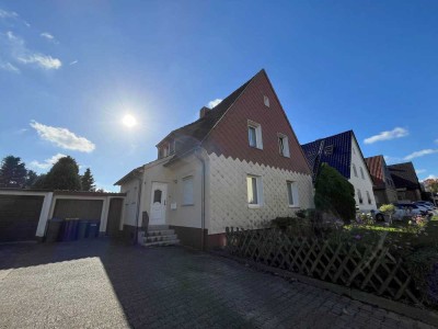 Schönes Zweifamilienhaus mit Garten und Garage