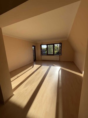 Stilvolle, gepflegte 4-Zimmer-Wohnung mit Balkon und Einbauküche in Henstedt-Ulzburg
