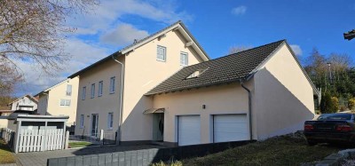 Maklerfrei !! Einfamilienhaus mit Doppelgarage und separater Einliegerwohnung