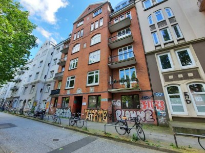 Sanierungsbedürftige 3-Zimmer-Altbauwohnung mit Terrasse an der Stresemannstraße