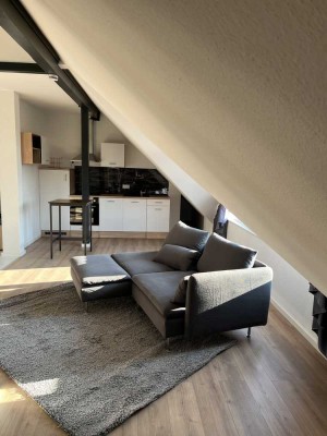 1-Zimmer-Dachgeschosswohnung mit Einbauküche in Lampertheim Möbliert