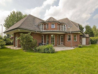 Charmantes Einfamilienhaus im Landhausstil mit Pool und großem Garten in Berlin-Altglienicke