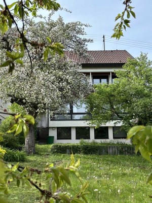 Freistehendes Einfamilienhaus mit Einliegerwohnung und großem Garten in Südhanglage