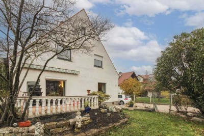 Zweifamilienhaus mit großem Sonnengarten, Ausbaupotenzial und Doppelgarage in ruhiger Lage