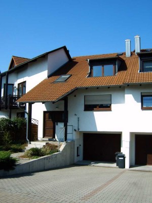 Hochwertiges Reihenhaus mit Keller u. Garage in idyll. Lage am Fließ im Cottbuser Stadtteil Döbbrick