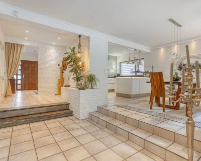 Viel Raum, viel Komfort – Großzügiger  und  sehr modernen Bungalow mit Einliegerwohnung