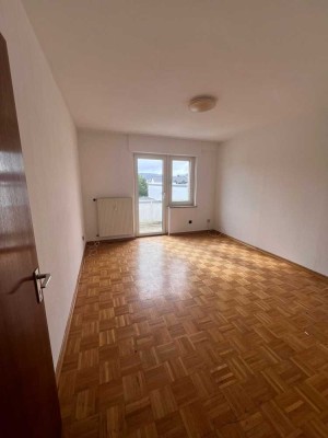 Freundliche und gepflegte 2-Zimmer-Dachgeschosswohnung mit Balkon und Einbauküche in Zweibrücken