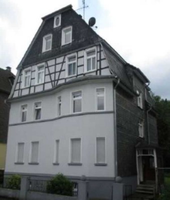 Gepflegte, großzügige 2-Zimmer-DG-Wohnung, (EBK), ohne Balkon, Gartenanteil, Gummers-Ortsteil,