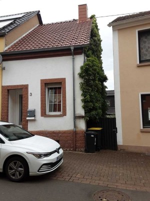 Kleines,gemütliches und einseitig angebautes Einfamilienhaus in Schiffweiler - Landsweiler zu verkau