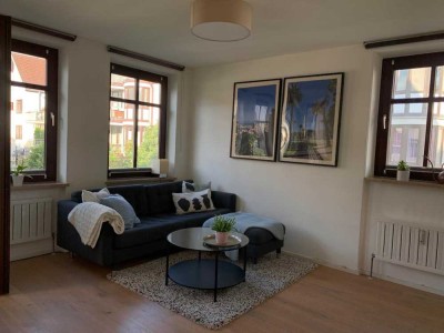 Zwischenvermietung: helle Wohnung im Grünen zwei Zimmer, Balkon & EBK in Maxvorstadt