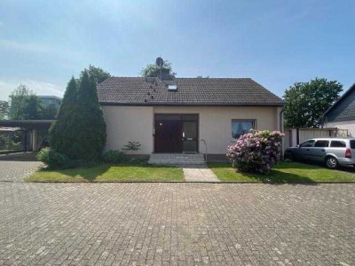 Freistehendes Einfamilienhaus mit zwei Garagen