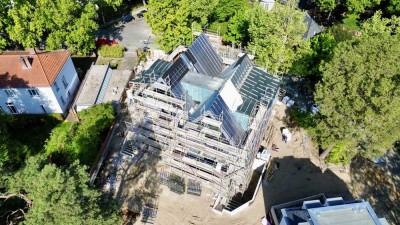 Formvollendet und funktional: Penthouse unweit des Schlachtensees