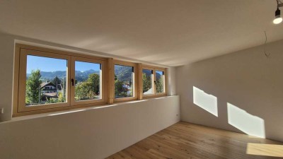 Neubau-Erstbezug: Luxus Penthouse, riesige Gauben, exklusiver Balkon & traumhafter Kaiserblick