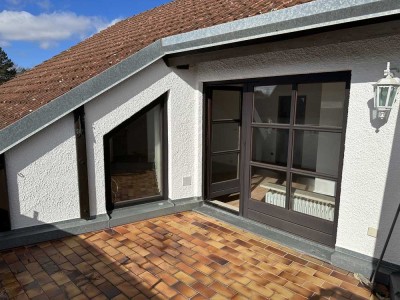 Helle, geräumige 3-Zi.-Dachwhg. mit Loggia u. EBK in Penzing, teilsaniert
