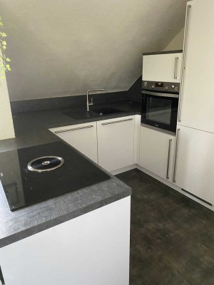 Perfekt für Pendler: 2-Zimmer-DG-Wohnung mit Balkon und EBK