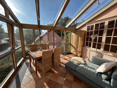 Einziehen & Wohlfühlen – Traumhafte 5-Zi.-Wohnung mit Wintergarten & Blick ins Grüne!