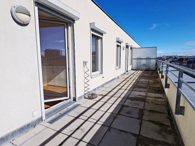 HOLBEINGASSE, UNBEFRISTET, klimatisiertes 63 m2 Dachgeschoß mit 33 m2 Terrasse, Wohnküche, 2 Zimmer, Wannenbad, Parketten