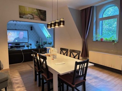 Großzügige 4,5 Zimmer-Altbauwohnung im Dachgeschoss mit großen Hobbyräumen