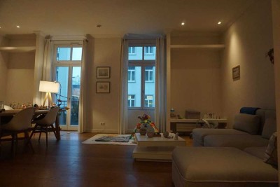 Zwei Zimmer Altbauwohnung mit Einbauküche und Balkon