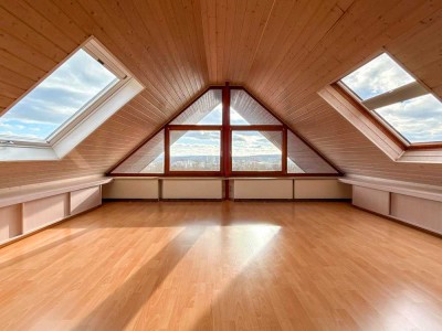 PLATZ FÜR DIE GANZE FAMILIE! 5,5 ZIMMER MAISONETTE-WOHNUNG MIT DREI ETAGEN UND ZWEI SÜDBALKONEN