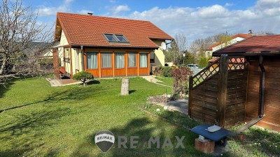 "Charmantes Einfamilienhaus mit Wintergarten und großem Garten in Urschendorf!"