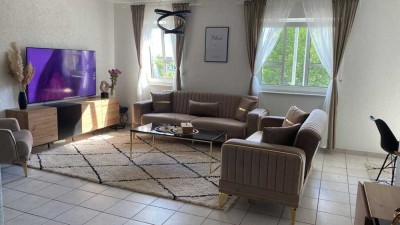 In Groß-Zimmern: Gepflegte Wohnung mit drei Zimmern und Balkon