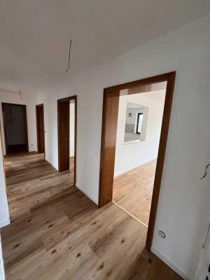 Helle 3,5 Zimmerwohnung (ca. 86 m²) - Erstbezug - mit Dachterrasse, Balkon & Garten