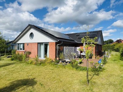 Nachhaltigkeit trifft Design – Moderner Bungalow mit Selbstversorgerpotenzial