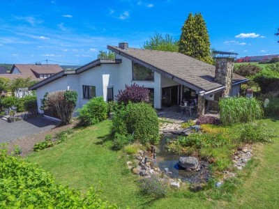 Architektonisch reizvolles Einfamilienhaus mit ELW in ruhiger Ortsrandlage von Urbach!