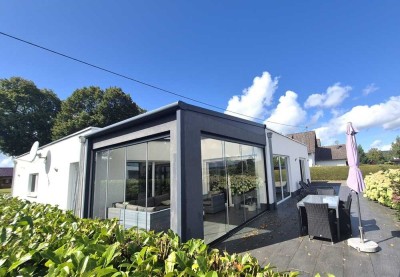 Modernste Technik und Energieeffizienz! 
(Rollstuhlgeeigneter) Bungalow, voll möbliert in Traumlage