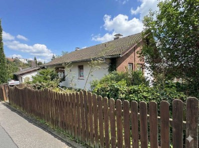 Traumhaftes Wohnen mit unverbaubarem Blick: Freistehendes Einfamilienhaus mit Swimmingpool u. Garten