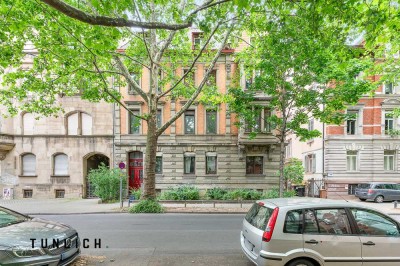 Lichtdurchfluteter Altbautraum mit Podestfenster – 2 Zimmer und offene Wohnküche