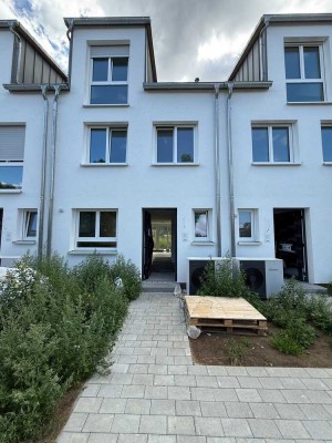 Energiesparwunder trifft Familienidylle – Reihenhaus (A+) in Steinenbronn