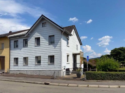Zweifamilienhaus mit vielen Möglichkeiten, großem Garten und Garage in Lorch