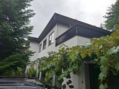 Grafenbach/St. Valentin: Exklusives großes Haus mit Indoor-Schwimmhalle, vielen Terrassen und parkähnlichem Grundstück mit traumhaftem Fernblick