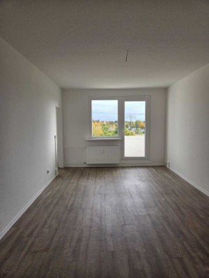 gut geschnittene 3-Raum-Wohnung mit Wannenbad, Südbalkon und Keller