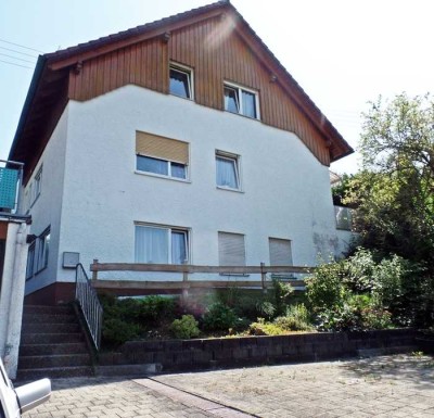 Geräumiges Zweifamilienhaus (aufgeteilt in 2 Eigentumswohnungen) mit gr. Garten in bevorzugter Lage