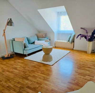 ***Liebevoll eingerichtete (Vollmöbliert) 2-Zimmer DG-Wohnung in Düsseldorf-Bilk***