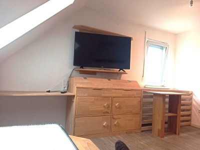 Ein möblierte Zimmer in einer Wohngemeinschaft (WG)