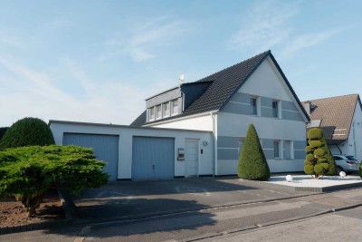 Großzügiges Einfamilienhaus mit Einliegerwohnung, Doppelgarage & Garten in ruhiger Lage