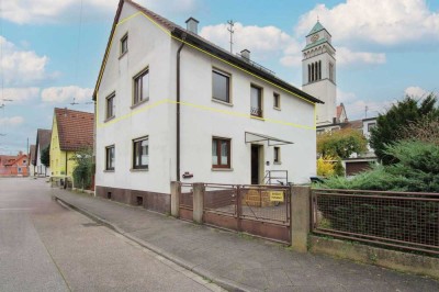 Sofort bezugsfreie, 3 Zimmer OG Wohnung + 1 ausgebautes DG Zimmer mit separatem WC, Garten + Garage