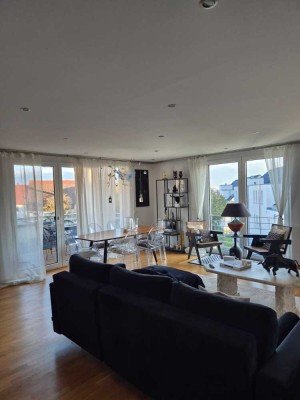 Neuwertige Wohnung mit vier Zimmern sowie Balkon und Einbauküche in Herrenberg