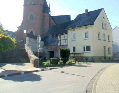 *EIN HAUS MIT POTENTIAL* Solides, teilrenoviertes Wohnhaus mit Außenanlage, Nebengebäude und Garage