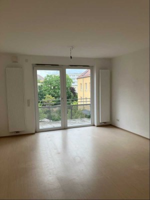 Helle 1-Zimmer-Wohnung mit großem Balkon und bodentiefer Dusche