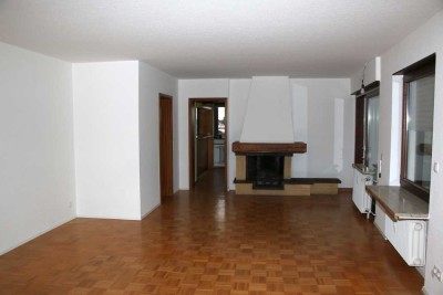 Helle 3,5-Zimmer-Wohnung mit großem Balkon, Wintergarten, Kamin, EBK und Treppenlift in LE-Musberg