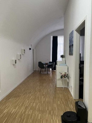 Wunderschöne 2 Zimmer - Wohnung mit Einbauküche in Karls Quartier mitten im Zentrum