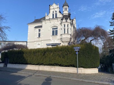 Sanierte 3-Zimmer-Dachgeschosswohnung in einer historischen Villa im Nordosten