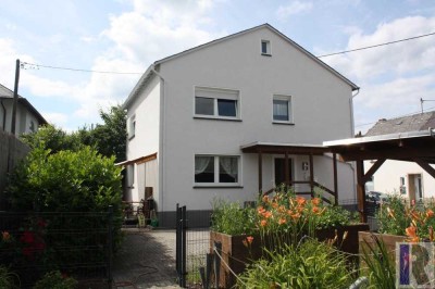 Familienfreundliches Einfamilienhaus mit Garten und Teich