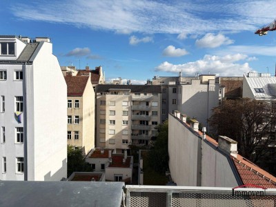 HOFSEITIG - Schöne 4-Zimmerdachgeschosswohnung mit Terrasse und Klimaanlage!