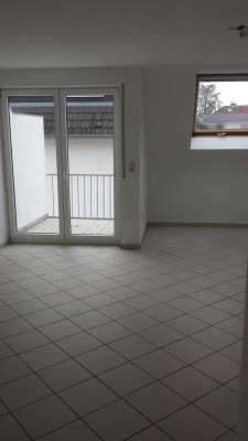 Maisonette-Wohnung mit Balkon, Pantryküche, inkl. Stellplatz in Griesheim. Auf Wunsch möbliert.